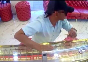 TANGKAP layar video menunjukkan lelaki yang berpura-pura sebagai  pelanggan sebelum melarikan gelang emas di Gombak, Khamis lalu.