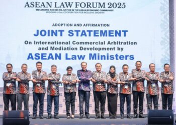 ANWAR Ibrahim (enam kiri) bersama Menteri di Jabatan Perdana Menteri (JPM) (Undang-undang dan Reformasi Institusi), Datuk Seri Azalina Othman Said (lima kiri) serta delegasi ASEAN bergambar pada Forum Undang-Undang ASEAN 2025 di Pusat Konvensyen Kuala Lumpur (KLCC) semalam. - UTUSAN/FARIZ RUSADIO