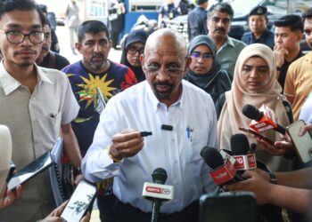 NARAN Singh Ara Singh menunjukkan pemacu pena (pendrive) yang akan diberikan sebagai bahan bukti kepada pihak polis dalam sidang akhbar di Hospital Kuala Lumpur, semalam. Turut hadir, ibu Allahyarham Syamsul Haris Shamsudin, Ummu Haiman Bee Daulatgun (kanan). – MINGGUAN/AFIQ RAZALI