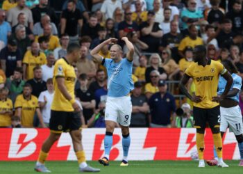 Erling Haaland (tengah) meraikan gol pembukaan aksi Liga Perdana Inggeris (EPL) antara Wolverhampton Wanderers dan Manchester City di stadium Molineux di Wolverhampton, minggu lalu - AFP