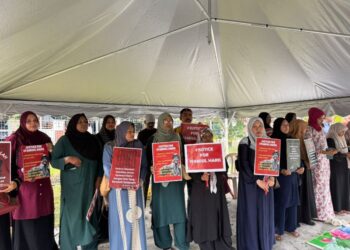 AHLI Keluarga terdekat pelatih Pasukan Latihan Pegawai Simpanan (Palapes) Universiti Teknologi Malaysia (UTM) Skudai, Syamsul Haris Shamsudin berkumpul di Tanah Perkuburan Islam Kampung Rinching. - UTUSAN
