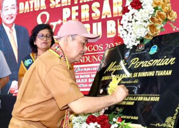 HAJIJI merasmikan Dewan Datuk Seri Hajiji Noor di Sekolah Kebangsaan (SK) Bundung, Tuaran. – UTUSAN/HARDY JOE