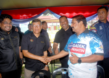 VP. Shanmugam bersalaman dengan Pengarah MSN Melaka, Mohd. Asri Ninggal di Dataran Keris, Alor Gajah, Melaka. - UTUSAN/AMRAN MULUP