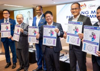 Ewon Benedick bersama Timbalannya, Datuk Seri R. Ramanan ketika mengumumkan prestasi PMKS 2024 di Kuala Lumpur, semalam. - UTUSAN/SADDAM YUSOFF