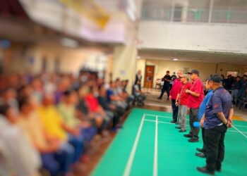 KHAIRUL  Anwar Bachok (tengah, berdiri) memberi nasihat kepada penagih yang ditahan dalam Operasi Perdana Agensi Anti Dadah Kebangsaan (AADK) di Ibu Pejabat AADK Kota Bharu, Kelantan. - UTUSAN/ ROSLIZA MOHAMED
