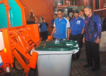 KHALID Mohamed melihat operasi mengangkut sampah menggunakan kenderaan mini kompaktor SWM Environment di Banda Hilir, Melaka. - UTUSAN/AMRAN MULUP