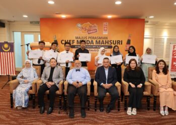 ANTARA belia daripada golongan kurang berkemampuan yang berjaya menerima biasiswa kulinari di bawah Program Chef Muda Mahsuri. - UTUSAN/AMIR KHALID