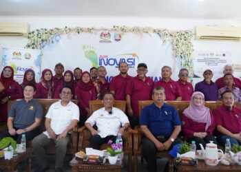DR. Sharmila Mohamed Salleh (dua dari kanan) dan Mohamad Yusof Apdal (tengah) bersama sebahagian
peserta Jejak Inovasi Sosial Zon Sabah di Merotai yang dilancarkan Sabtu lalu.