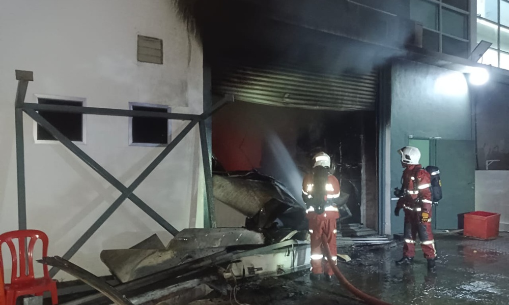 Kilang ayam terbakar