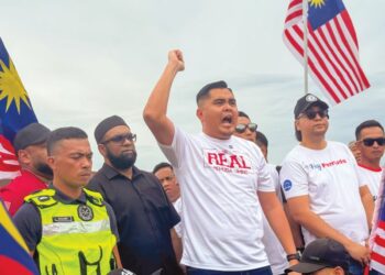 Dr. Akmal Salleh ketika mengetuai perhimpunan bantahan terhadap Jalur Gemilang yang dipasang terbalik oleh  pemilik sebuah premis perniagaan di Pulau Pinang.