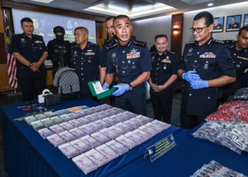 FADIL Marsus menunjukkan barang kes yang dirampas pada sidang media di Ibu Pejabat Kontinjen Polis Kuala Lumpur di sini, hari ini. - UTUSAN/SYAKIR RADIN