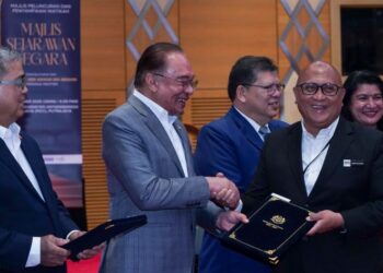 ANWAR Ibrahim menyampaikan watikah keanggotaan Majlis Sejarawan Negara pada Majlis Peluncuran Penyampaian Watikah dan Mesyuarat Majlis Sejarawan Negara di Pusat Konvensyen Antarabangsa Putrajaya (PICC) hari ini. - UTUSAN/FAISOL MUSTAFA