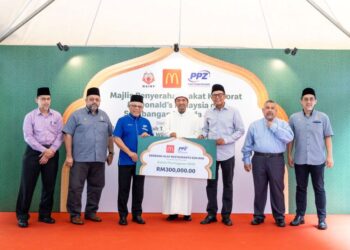 Ahmad Fauwaz Fadzil menyaksikan penyerahan cek daripada Azmir Jaafar (tiga dari kanan) kepada Abdul Hakim Amir Osman (tiga dari kiri) pada Majlis Penyerahan Zakat Perniagaan McDonald’s Malaysia kepada MAIWP di McDonald’s Putrajaya, baru-baru ini.