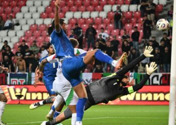 Penjaga gol Itali, Gianluigi Donnarumma (kanan) menahan asakan pemain Israel dalam aksi Kumpulan I Kelayakan Piala Dunia 2026 di Debrecen, Hungary, semalam. - AFP