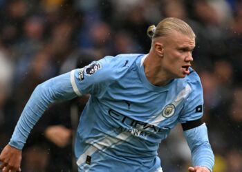ERLING Haaland perlu membuktikan kemampuan di Anfield.-AFP