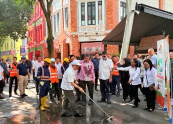 NGA Kor Ming Ketika melakukan gimik pembersihan bagi Hari Cuci Malaysia (HCM) 2025 yang akan diadakan 27 September ini.