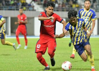 PEMAIN JDT II cuba merampas bola daripada pemain Perlis GSA FC dalam saingan Liga A1 Semi Pro di Stadium Tuanku Syed Putra, Kangar, Perlis, kelmarin.-UTUSAN/IZLIZAN OTHMAN
