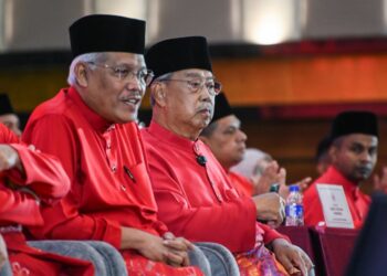 HAMZAH Zainudin (kiri) dan Muhyiddin Yassin.
