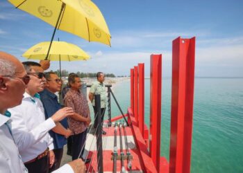 SULTAN Mizan Zainal Abidin (dua dari kanan) berkenan melawat sekitar tapak projek CEFORCE pada Majlis Perasmian Pusat Tenaga Boleh Diperbaharui Luar Pesisir di Pantai Tok Jembal, Kuala Nerus, Terengganu. – MINGGUAN/PUQTRA HAIRRY