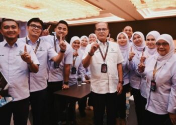 WAN Rosdy Wan Ismail menunjukkan isyarat Pahang 1st bagi memastikan tiada rakyat Pahang yang tercicir menerima sumbangan dalam pelbagai bentuk bantuan.