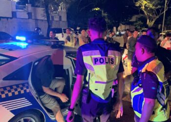 SUSPEK (kiri) dibawa menaiki kereta peronda polis (MPV) selepas ditahan kerana dipercayai memandu dalam keadaan mabuk sehingga melanggar empat buah kenderaan di Jalan Kenari, Bayan Lepas, Pulau Pinang, malam tadi.-GAMBAR/MEDIA SOSIAL
