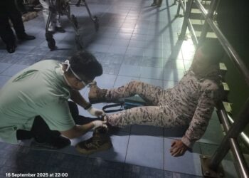 Dua anggota Maritim Malaysia Negeri Melaka dan Negeri Sembilan cedera dirempuh bot pancung yang disyaki membawa sekumpulan Pendatang Asing Tanpa Izin (PATI) berhampiran sempadan perairan Negeri Sembilan, di sini, malam tadi. -IHSAN MARITIM MALAYSIA