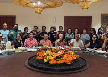 BUNG Moktar Radin (tengah) hadir dalam majlis bersama media di Kota Kinabalu, Sabah, semalam.