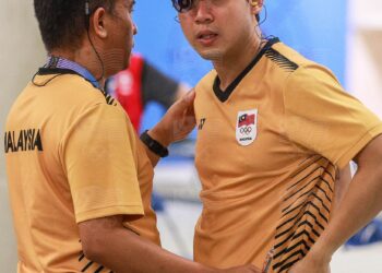 Mohamad Firdaus Abd Rahim (kiri) bersama penembak air pistol negara, Johnathan Wong. - IHSAN FB MOM