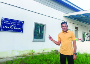 HAIRUL Amin Madon menunjukkan rumah transit asnaf yang terletak di Kampung Serkam Darat, Jasin, Melaka. – MINGGUAN/AMRAN ALI
