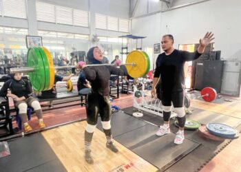 MOHD Faiz Musa (kanan) memantau latihan Nur Fatihah Irwanis Muhammad Faisul dalam persediaan menghadapi SUKMA 2026. -UTUSAN/ASYRAF MUHAMMAD
