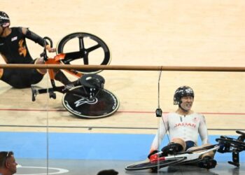 Insiden Muhammad Shah Firdaus Sahrom (kiri) terjatuh selepas dipercayai dirempuh pelumba Jepun, Shinji Nakano (kanan) dalam aksi final keirin Sukan Olimpik Paris 2024. - AFP
