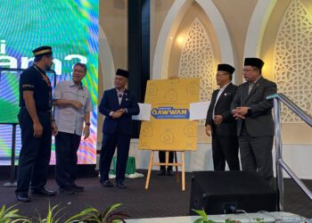 MOHD. Na'im Mokhtar (tiga dari kiri) ketika merasmikan Seminar Lelaki Qawwam Peringkat Kebangsaan Tahun 2025 di Seremban hari ini.-UTUSAN/NOR SHAFAWATI YUP.