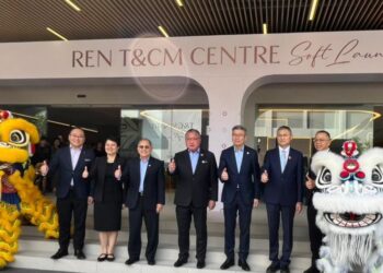 TIONG King Sing (tengah) ketika hadir pada majlis pelancaran REN Wellness Retreat T&CM Centre di Subang Jaya, Selangor, hari ini.