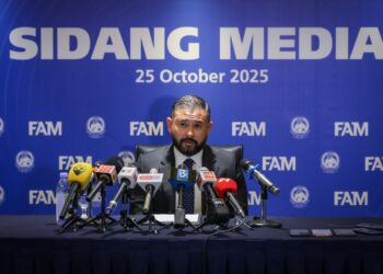 Pemangku Sultan Johor, Tunku Mahkota Ismail telah mencemar duli hadir ke sidang akhbar mengenai pasukan kebangsaan di Subang Jaya, baru-baru ini. - UTUSAN/IQBAL ROSLI