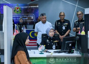 ZAKARIA Shaaban pernah mengadakan lawatan ke Jabatan Imigresen Malaysia (JIM) Selangor dalam usaha memperkukuh kepercayaan rakyat dan memperkasa imej JIM sebagai agensi hadapan negara yang cekap dan berintegriti. - FACEBOOK JIM