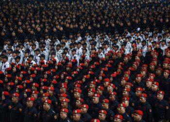 ANGGOTA Polis Diraja Malaysia (PDRM) yang terlibat dalam Taklimat Penugasan Sempena 47th Asean Summit and Related Summits yang disampaikan oleh Timbalan Pengarah Jabatan Keselamatan Dalam Negeri dan Ketenteraman Awam (Gerakan/Operasi) Bukit Aman, Datuk Fisol Salleh di Hangar Lapangan Terbang Lama, Bandar Malaysia baru-baru ini.-UTUSAN/AFIQ RAZALI