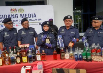 SITI Mang menunjukkan arak yang dirampas pada sidang akhbar JKDM di Ibu Pejabat Kastam Diraja Malaysia, Dengkil. - UTUSAN/FAISOL MUSTAFA