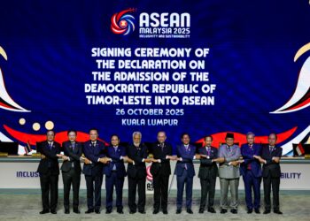 ANWAR Ibrahim bergambar bersama pemimpin-pemimpin negara ASEAN pada Majlis Perasmian Pembukaan Sidang Kemuncak ASEAN ke-47, di Pusat Konvensyen Kuala Lumpur, di sini hari ini. UTUSAN/SHIDDIEQIIN ZON