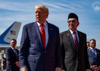 ANWAR Ibrahim semasa menyambut ketibaan Presiden Amerika Syarikat, Donald Trump. - PEJABAT PERDANA MENTERI