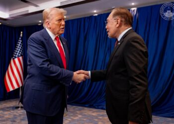 ANWAR Ibrahim bersama Presiden Amerika Syarikat, Donald Trump di Sidang Kemuncak ASEAN Ke-47.