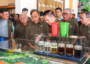ABANG Johari melihat pameran sempena Sambutan Hari Alam Sekitar Negara Peringkat Sarawak 2025 di Sematan, hari ini.