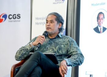 KHAIRY Jamaluddin pada forum Run­dingan Meja Bulat Nasional 1.0, Reformasi Sistem Pendidikan Pada Zaman Kecerdasan Buatan (AI) dan Pemerkasaan Institusi Guru di Pusat Dagangan Dunia Kuala Lumpur (WTCKL), semalam. - UTUSAN/FARIZ RUSADIO