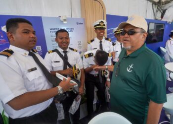 HASBI Habibollah beramah mesra dengan kadet ketika hadir pada Hari Pelaut Sedunia 2025 di Marina Putrajaya. - UTUSAN/FAISOL MUSTAFA