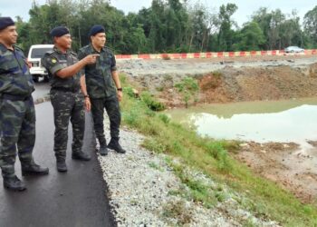 AHMAD Radzi Hussain (tengah) bersama pegawai PGA ketika melawat Pos PGA Pak Teh Kana, Rantau Panjang, Kelantan hari ini.