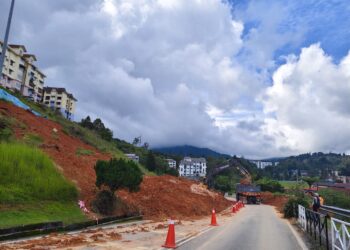 KERJA-KERJA pembersihan tanah runtuh dijalankan di laluan utama ke kawasan perumahan Puncak Arabella di Tanah Rata, Cameron Highlands hari ini.