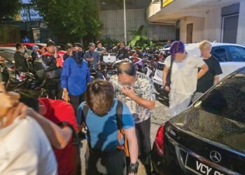 SEBAHAGIAN individu yang ditahan dalam operasi di sebuah pusat kesihatan di Kuala Lumpur, disyaki terlibat aktiviti songsang.