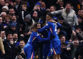 PEMAIN-pemain Chelsea meraikan gol ketika membenam Barcelona pada aksi Liga Juara-juara Eropah di Stamford Bridge, awal pagi tadi-AFP