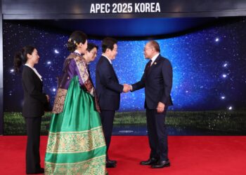 ANWAR Ibrahim ketika hadir ke Kerjasama Ekonomi Asia Pasifik (APEC) Gala Dinner sempena Mesyuarat Pemimpin Ekonomi APEC di Gyeongju, Republik Korea. - FB ANWAR IBRAHIM