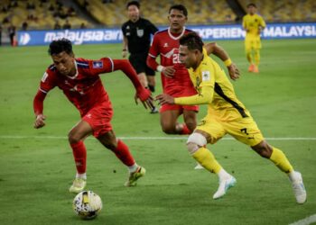 PEMAIN Harimau Malaya, Faisal Halim cuba melepasi kawalan pertahanan Nepal pada aksi Kumpulan F Kelayakan Piala Asia 2027 di Stadium Nasional Bukit Jalil, pada Selasa lalu-UTUSAN/IQBAL ROSLI