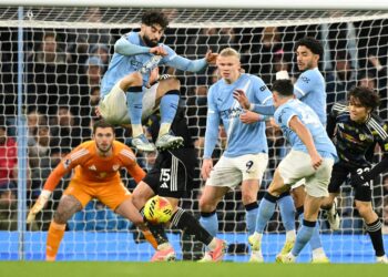 PHIL Foden melakukan rembatan kencang ke gawang Leeds United untuk menjaring gol kemenangan buat Manchester City pada aksi Liga Perdana Inggeris (EPL) di Stadium Etihad.-AFP